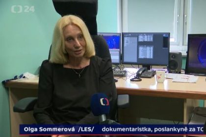 Olga Sommerová kritizuje Babiše a Zemana a hájí Českou televizi. Za své postoje čelí nedůstojným mediálním útokům ze strany člena Rady ČT