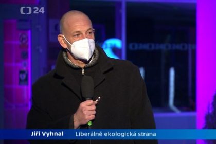 Primář Jiří Vyhnal v pořadu ČT Politické spektrum kritizoval vládu za nezvládnutí koronavirové krize v Česku