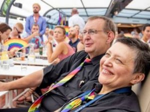 Poselstvím letošního Prague Pride byla podpora manželství pro všechny, které podporuje 67 % společnosti.  Novela občanského zákoníku je ve sněmovně u ledu.