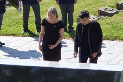 Předsedkyně LES Džamila Stehlíková položila věnec na Národním hřbitově v Terezíně společně s zastupkyní svobodného Běloruska Kryścina Šyjanok