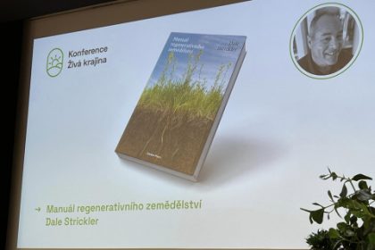 První místopředseda LES Ladislav Miko prezentoval Manuál regenerativního zemědělství Dale Stricklera na konferenci Živá krajina 2024