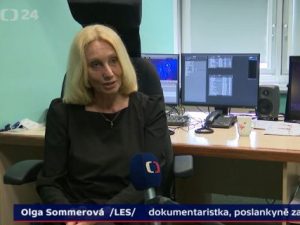 Olga Sommerová kritizuje Babiše a Zemana a hájí Českou televizi. Za své postoje čelí nedůstojným mediálním útokům ze strany člena Rady ČT