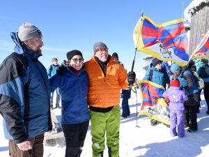 Tibetská a ukrajinská vlajka zavlály na Sněžce u příležitosti 63. výročí násilného potlačení povstání Tibeťanů