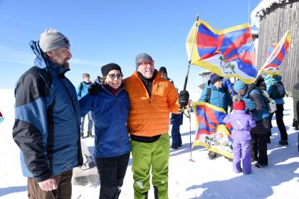 Tibetská a ukrajinská vlajka zavlály na Sněžce u příležitosti 63. výročí násilného potlačení povstání Tibeťanů