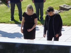 Předsedkyně LES Džamila Stehlíková položila věnec na Národním hřbitově v Terezíně společně s zastupkyní svobodného Běloruska Kryścina Šyjanok